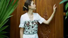 Sarah Menzel, kekasih Azriel Hermansyah merupakan gadis cantik yang tinggal di Bali. Dirinya merupakan putri dari pemilik resort di Pulau Dewata. Tak heran jika saat ia tampak cantik saat pakai kebaya Bali. (Liputan6.com/IG/@ssarah_menzel)