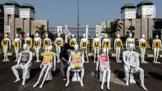 Aktivis Greenpeace Indonesia menata puluhan maneken saat menggelar aksi damai di depan gerbang kompleks DPR, Jakarta Pusat, Senin (29/6/2020). Aksi tersebut dilakukan sebagai bentuk penolakan terhadap RUU Omnibus Law. (Liputan6.com/Johan Tallo)