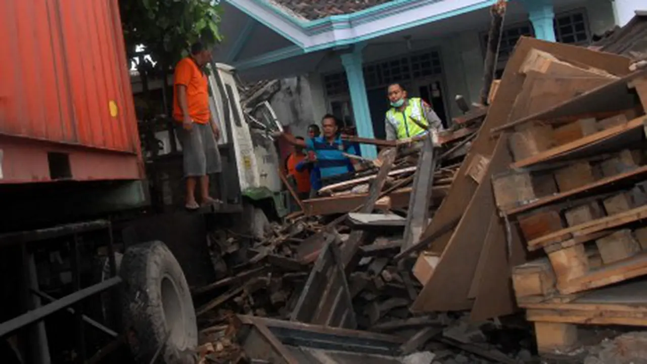 Motor Vs Truk 
