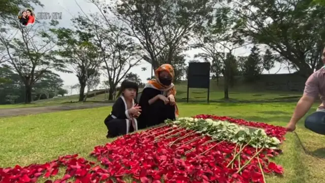 Pertama Kali Ajak Anak, Ini 6 Momen Haru Ririn Ekawati Ziarah ke Makam Mendiang Suami
