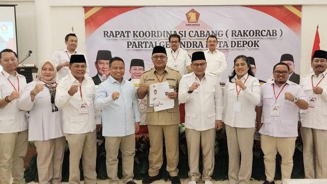 Sekda Kota Depok, Supian Suri saat menyerahkan formulir pendaftaran untuk menjadi kader Gerindra pada Rakorcab Gerindra Kota Depok, Tapos, Depok.