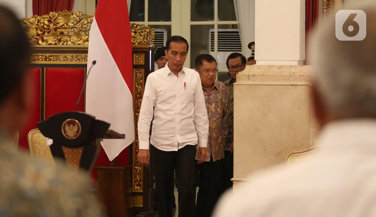 Presiden Joko Widodo didampingi Wakil Presiden Jusuf Kalla tiba untuk memimpin Sidang Kabinet Paripurna di Istana Negara, Jakarta, Kamis (3/10/2019). Topik Sidang Kabinet Paripurna tersebut  yakni Evaluasi Pelaksanaan RPJMN 2014-2019 dan Persiapan Implementasi APBN 2020. (Liputan6.com/Angga Yuniar)