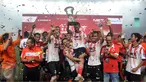 Pesepak bola dan manajemen Persija Jakarta menerima trofi pertandingan Trofeo Persija 2016 di Stadion Utama Gelora Bung Karno, Jakarta, Sabtu (9/4). Persija Jakarta menjadi juara setelah menang atas PSM Makassar dan Bali United (Liputan6.com/Johan Tallo)