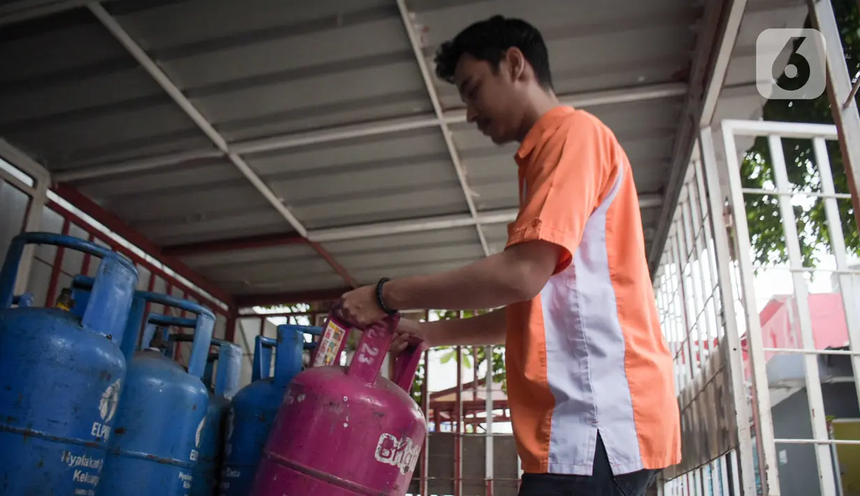 Petugas merapikan bright gas 5,5 kg dan 12 kg di SPBU Cikini, Jakarta, Rabu (8/4/2020). Hal itu terjadi seiring dengan imbauan bagi masyarakat untuk membatasi mobilisasi di luar rumah sebagai upaya pencegahan penularan virus Covid-19. (Liputan6.com/Angga Yuniar)