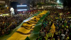 Demonstran membentangkan spanduk dalam warna bendera Brasil yang bertuliskan dalam bahasa Portugis "Cuci Mobil" saat menggelar aksi protes di Rio de Janeiro, Brasil (3/4). (AP / Silvia Izquierdo)