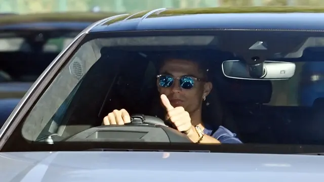 Foto: Usai Latihan Bersama Manchester United, Cristiano Ronaldo Menampakkan Diri Pakai Lamborghini