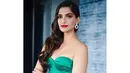 Sonam Kapoor juga diberitakan akan menggelar pesta pernikahan selama enam hari berturut-turut. "Mereka akan mengada pesta mewah tapi hanya dihadiri sekitar 300 orang saja," ujar seorang sumber. (Foto: instagram.com/sonamkapoor)