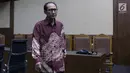 Terdakwa suap putusan perkara perdata yang juga Hakim PN Jakarta Selatan, Iswahyu Widodo usai menjalani sidang putusan di Pengadilan Tipikor, Jakarta, Kamis (11/7/2019). Bersama Irwan, Iswahyu Widodo dihukum 4 tahun 6 bulan penjara denda Rp200 juta subsider 2 bulan. (Liputan6.com/Helmi Fithriansyah)