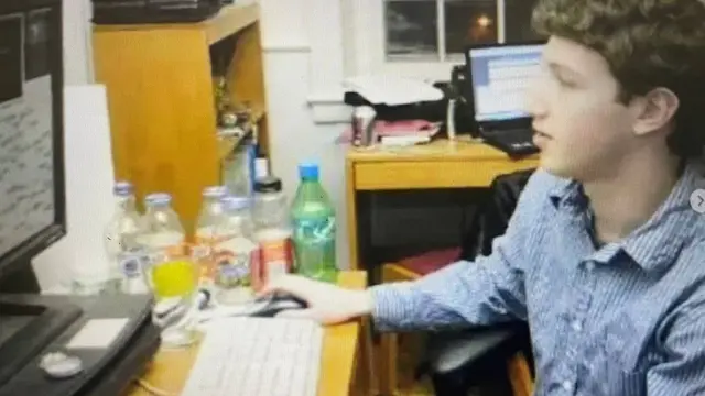 Mark Zuckerberg bernostalgia di ulang tahun ke-20 Facebook dengan unggah foto lawas.