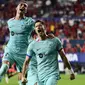 Robert Lewandowski rayakan golnya usai sukses eksekusi penalti ke gawang Osasuna di jornada empat Liga Spanyol di stadion Pambplona. Barcelona menang 2-1 di laga ini (AFP)