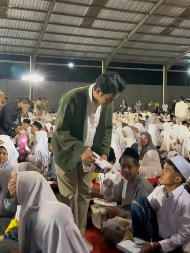 Potret Umi Pipik Hadiri Acara Bukber dengan Anak Yatim, Abidzar dan Bilal Kawal Bak Bodyguard
