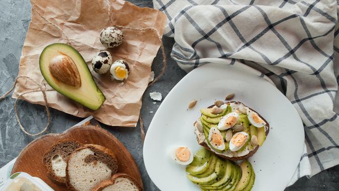 Ilustrasi sarapan dengan roti dan alpukat. Photo by Kate Hliznitsova on Unsplash