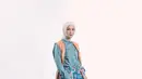 Gaya Tantri Namirah berikut ini bisa jadi inspirasi outfit tabrak warna dengan cardigan panjang bermotif. Seimbangkan outfitmu dengan pilihan hijab polos warna netral (Instagram/tantrinamirah).
