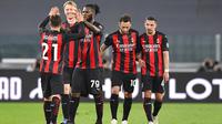 Pemain AC Milan Brahim Diaz (21) merayakan bersama rekan satu timnya usai mencetak gol ke gawang Juventus pada pertandingan Liga Italia di Allianz Stadium, Turin, Italia, Minggu (9/5/2021). Juventus kalah 0-3 dan tergusur dari empat besar klasemen. (Tano Pecoraro/LaPresse via AP)