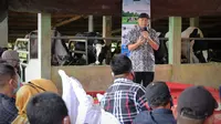 Menteri Koperasi dan UKM Teten Masduki dalam dialog bersama Kelompok Peternak Karya Muda Mandiri, di Kampung Cihareuday, Cilawu, Kabupaten Garut, Minggu (20/12/2020).