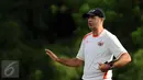Pelatih Persija, Paulo Camargo memberikan instruksi saat laga uji coba melawan tim Pra PON DKI Jakarta di NYTC Sawangan, Depok, Sabtu (27/2/2016). Persija unggul 2-0 atas Pra PON DKI Jakarta. (Liputan6.com/Helmi Fithriansyah)