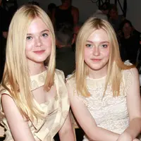 Dakota Fanning dan Elle Fanning memang kakak-beradik yang kompak. Mereka pun kerap melakukan sesi pemotretan bareng. Lalu, bagaimana ya mereka saat kecil? (Teen Vogue)