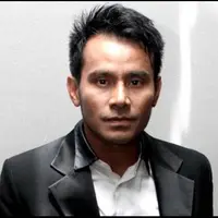 Belum lama ini Judika mengalami luka pita suara, istirahat sejenak dari panggung membuatny semakin dekat dengan Cleo.