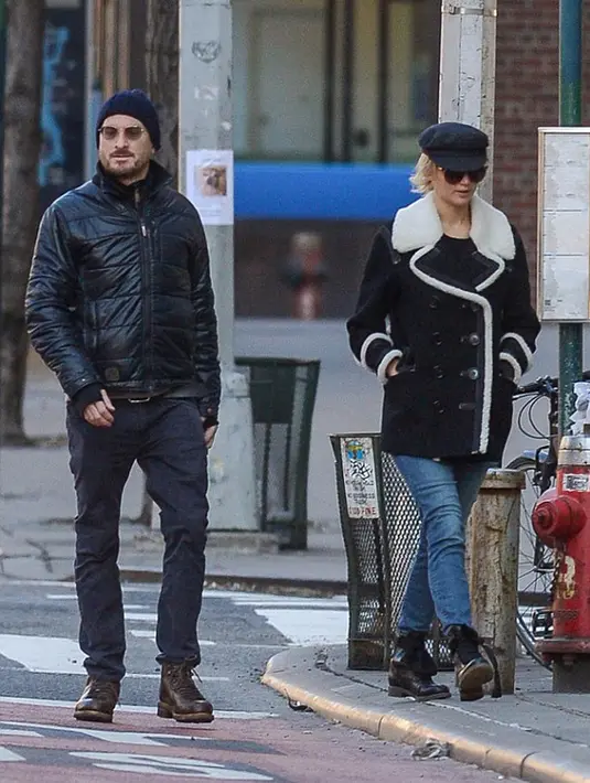 Bukan hal yang mengherankan atau mengejutkan ketika melihat Jennifer dan Darren jalan bersama di depan umum. Hal ini sudah terjadi sejak keduanya mulai menjalin kasih sejak beberapa waktu lalu. (doc.mirror.co.uk)