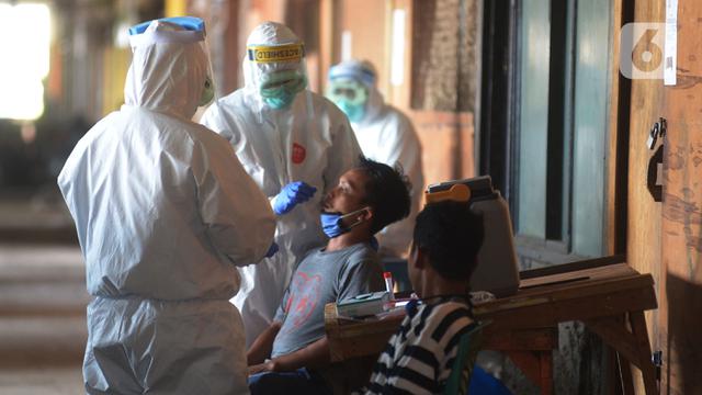 FOTO: Puluhan Pedagang Pasar Perumnas Klender Menjalani Rapid Test