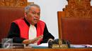 Hakim, Ganjar Pasaribu menjelaskan saat sidang praperadilan mantan Gubernur Papua Barnabas Suebu di PN Jakarta Selatan, Selasa (7/7/2015). Barnabas ditetapkan tersangka oleh KPK atas kasus DED PLTA sungai Urumuka tahun 2010. (Liputan6.com/Yoppy Renato)