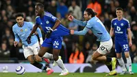 Pemain Manchester City, Jack Grealish (tengah kanan) berebut bola dengan pemain Leicester, Boubakary Soumare dalam laga lanjutan Liga Inggris 2024/2025 di Etihad Stadium, Manchester, Inggris, Rabu (02/04/2025) waktu setempat. (AFP/Oli Scarff)