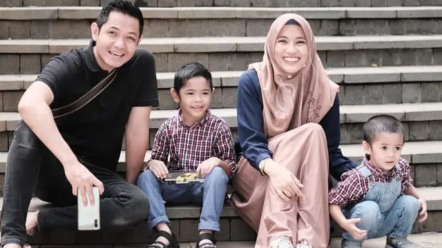[Fimela] Keluarga Dude Harlino dan Alyssa Soebandono