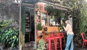 Pembeli memesan salah satu menu di slow bar kawasan Cipete, Jakarta Selatan. (Ika Defianti/Liputan6.com)