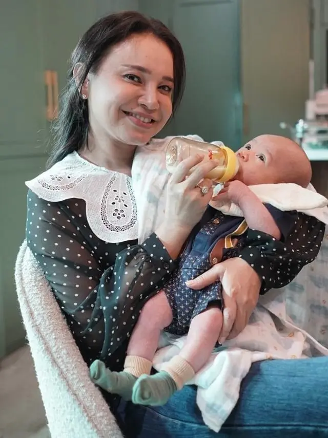 Rossa momong bayi Rayyanza (Foto: Instagram/@itsrossa910)