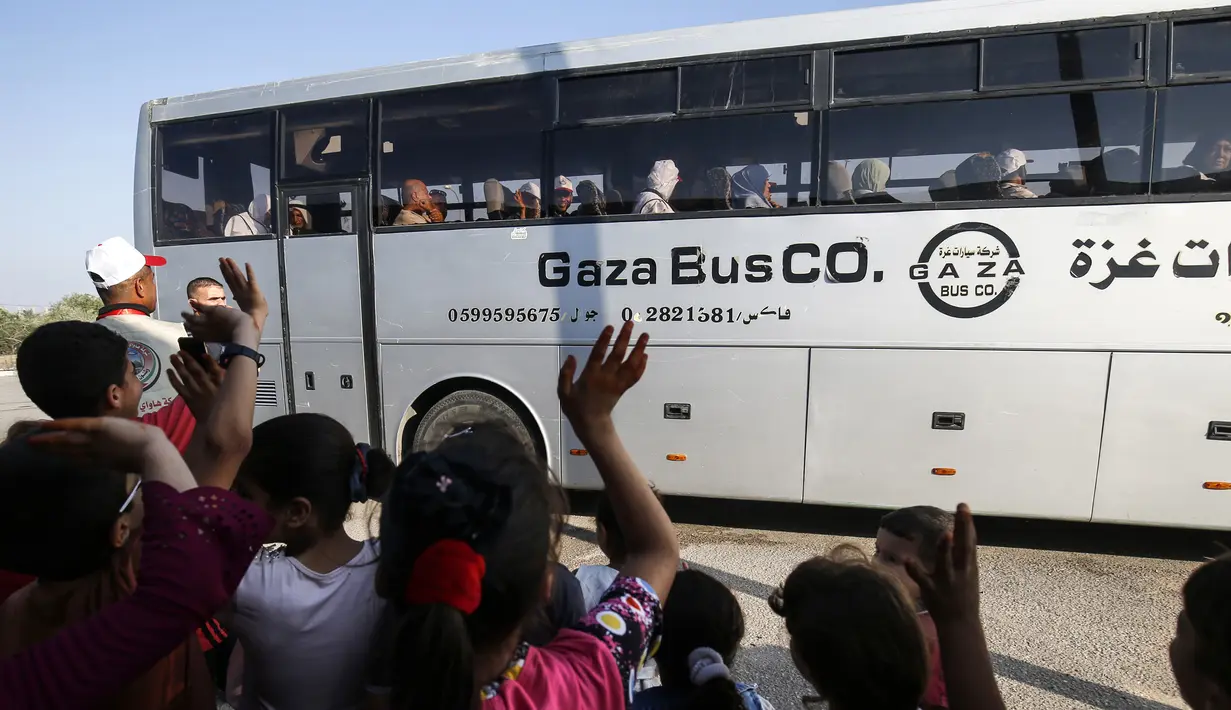 Kerabat melepas kepergian calon jemaah haji Palestina menuju Makkah di perbatasan Jalur Gaza dengan Mesir, Rafah, Kamis (25/7/2019). Haji menjadi bagian dari ritual tahunan terbesar di dunia. (SAID KHATIB/AFP)