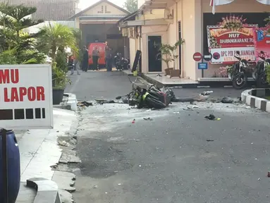 Sebuah ledakan terjadi di markas Polresta Surakarta, Solo, Jawa Tengah, Selasa (5/7) pagi. Diketahui, satu orang tewas dalam ledakan yang diduga berasal dari aksi bom bunuh diri tersebut. (twitter.com/HumasPolisi)