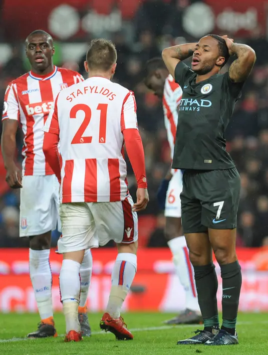 Reaksi pemain Manchester City, Raheem Sterling setelah gagal mencetak gol ke gawang Stoke City pada pertandingan pekan ke-30 Premier League di bet365 Stadium, Selasa (13/3). Manchester City sukses menaklukkan Stoke City dengan skor 2-0. (AP/Rui Vieira)