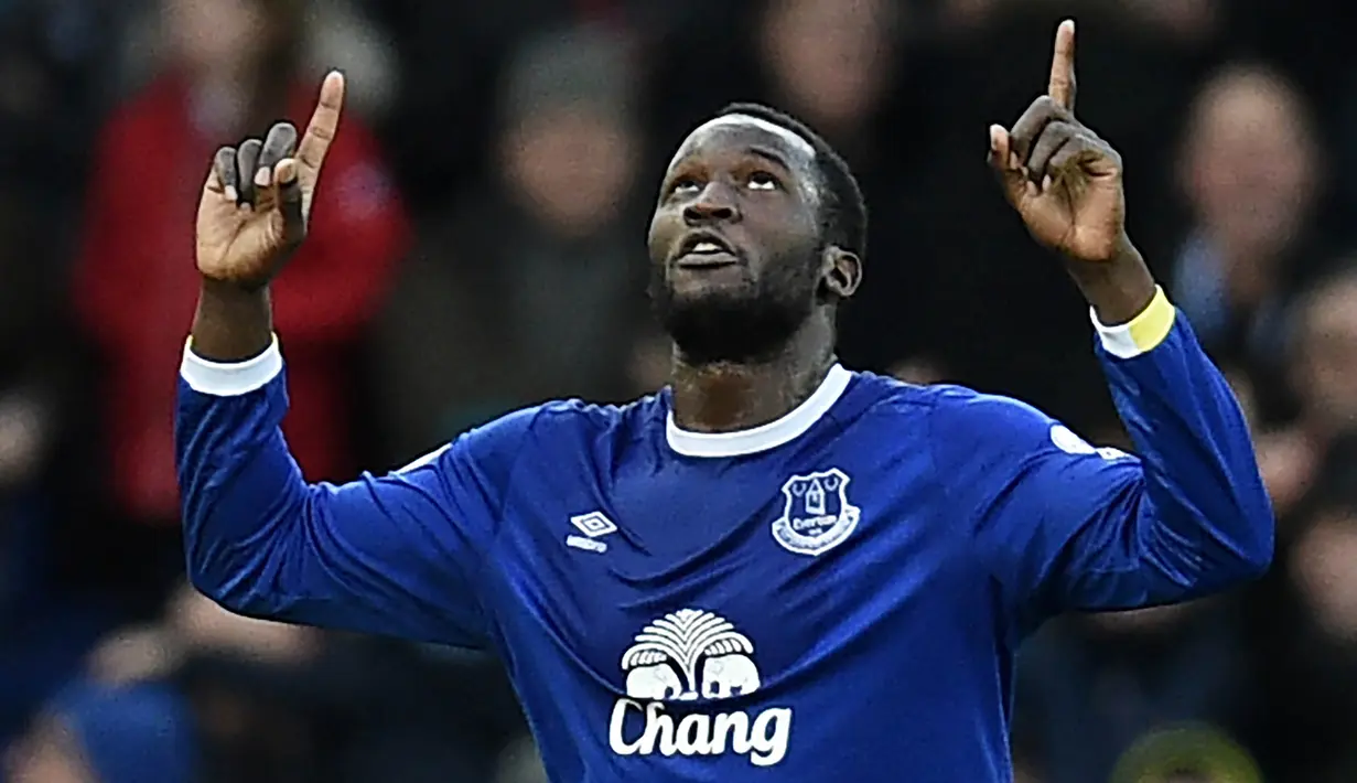 3. Romelu Lukaku (Everton) - Penyerang asal Belgia ini sudah bermain di Premier League sejak tahun 2011. Sempat tiga musim membela Chelsea, musim lalu dirinya bermain untuk Everton dan sukses mencetak 25 gol serta tujuh assist. (AFP/Oli Scarff)