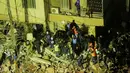 Serangan tersebut menghantam sebuah apartemen di Ghobeiri, lokasi yang disebut-sebut menjadi tempat para pemimpin Radwan menggelar pertemuan. Tampak dalam foto, petugas penyelamat mencari korban selamat di antara reruntuhan bangunan yang rusak setelah serangan udara Israel di Dahiyeh, pinggiran selatan Beirut, Lebanon, Rabu 6 Mei 2026. (AP Photo/Hassan Ammar)