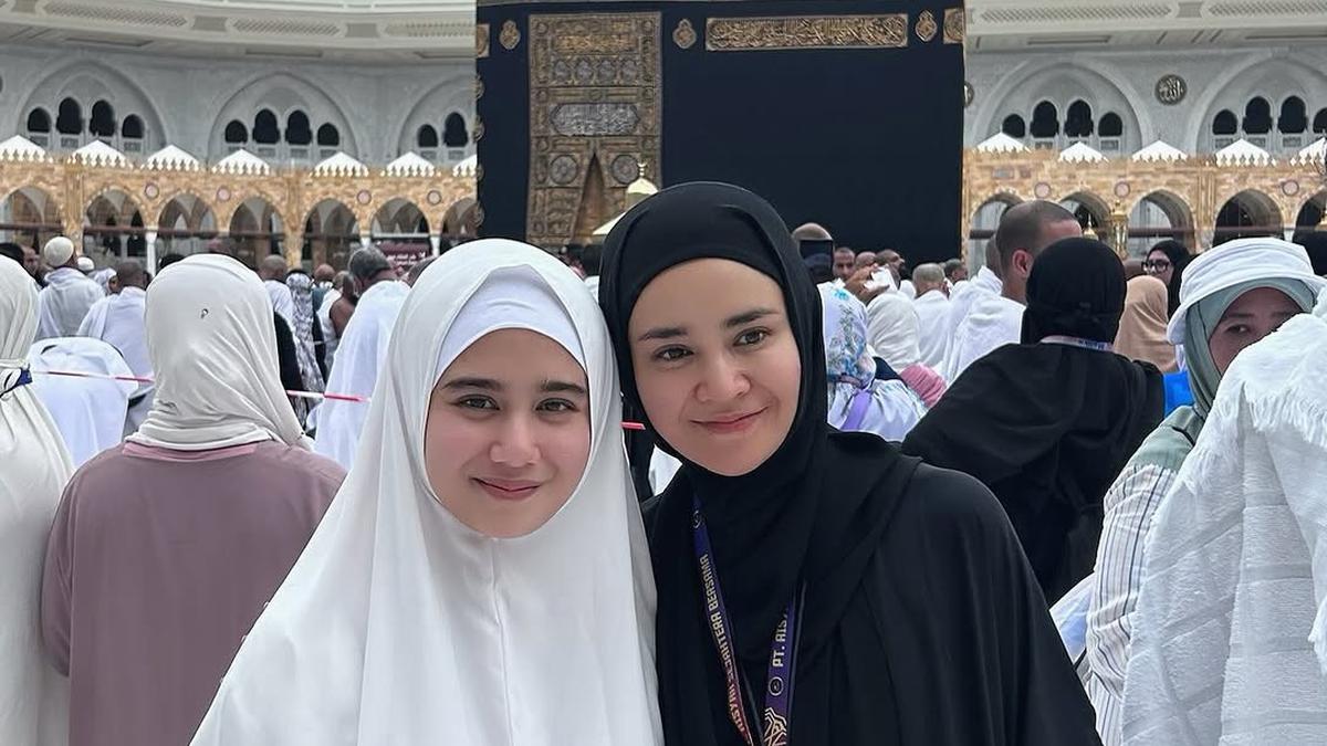 Punya Wajah Serupa, Tissa Biani dan Michelle Ziudith Tampil Bak Anak Kembar Saat Umroh Bareng