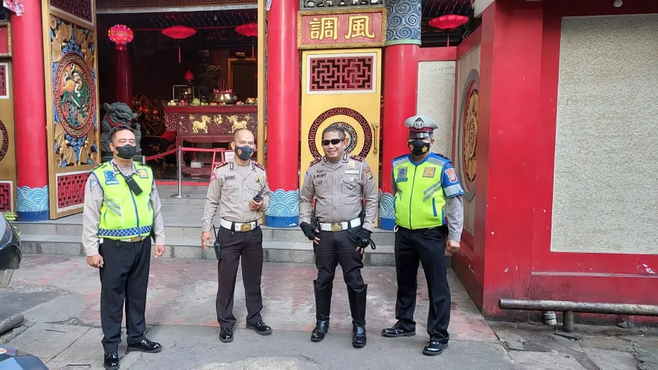 Aparat dari Polres Jakarta Pusat melakukan giat pengamanan di Vihara  Hok Tek Ceng Sin Tanah Abang Jakarta Pusat. (Istimewa)