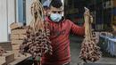 Harga kurma juga bervariasi bergantung dari jenis, bentuk, dan ukuran.  (AFP/Said Khatib)