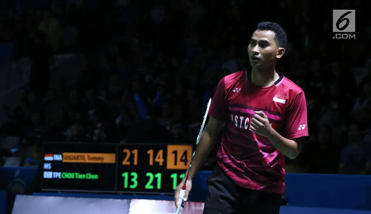 Tunggal putra Indonesia, Tommy Sugiarto merayakan poin saat melawan pebulu tangkis China Taipei, Chou Tien Chen pada 16 besar Indonesia Open 2018 di Istora GBK, Jakarta, Kamis (5/7). Tommy unggul 21-13, 14-21, 21-18. (Liputan6.com/Helmi Fithriansyah)