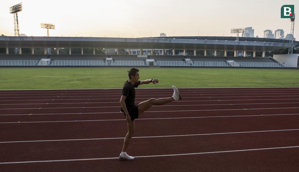 Atlet jalan cepat Indonesia, Hendro Yap, melakukan pemanasan saat latihan di Stadion Madya Senayan, Jakarta, Selasa (1/5/2018). Latihan ini merupakan persiapan jelang Asian Games XVIII. (Bola.com/Vitalis Yogi Trisna)