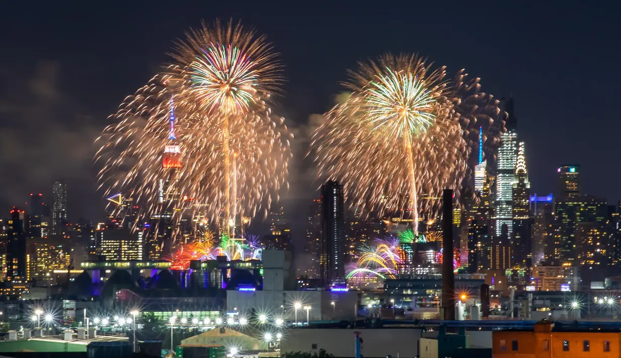 Pertunjukan kembang api untuk merayakan Hari Kemerdekaan Amerika Serikat yang jatuh pada 4 Juli digelar di New York, AS, Senin (29/6/2020). Pertunjukan Macy's 4th of July tahun ini tidak diinformasikan sebelumnya guna mencegah berkumpulnya penonton selama pandemi COVID-19. (Xinhua/Zhou Huanxin)