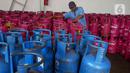 Pekerja merapikan susunan tabung LPG non-subsidi di sebuah agen gas di kawasan Jakarta, Kamis (30/12/2021). Pertamina memastikan stok LPG nasional, baik LPG PSO maupun Non PSO, dalam kondisi aman menjelang pergantian Tahun Baru 2022. (Liputan6.com/Angga Yuniar)