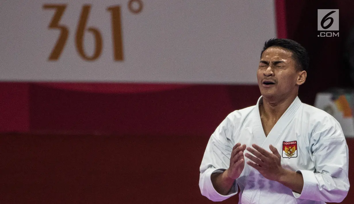 Karateka Indonesia, Ahmad Zigi Zaresta, berdoa usai tampil pada nomor kata cabang karate Asian Games XVIII di JCC Senayan, Jakarta, Sabtu (25/8/2018). Dirinya berhasil meraih medali perunggu. (Bola.com/Vitalis Yogi Trisna)
