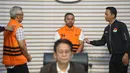 Gubernur Riau Abdul Wahid (tengah belakang) menggunakan rompi tahanan saat dihadirkan pada rilis penetapan sekaligus penahanan usai menjalani pemeriksaan di Gedung Merah Putih Komisi Pemberantasan Korupsi (KPK), Jakarta, Rabu (5/11/2025). Komisi Pemberantasan Korupsi (KPK) menahan Gubernur Riau, Abdul Wahid, terkait kasus dugaan pemerasan anggaran proyek Dinas Pekerjaan Umum, Penataan Ruang, Perumahan, dan Kawasan Permukiman (PUPR-PKPP) Provinsi Riau Tahun Anggaran 2025. (merdeka.com/Arie Basuki)