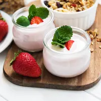 ilustrasi yogurt strawberry/almaje/Shutterstock