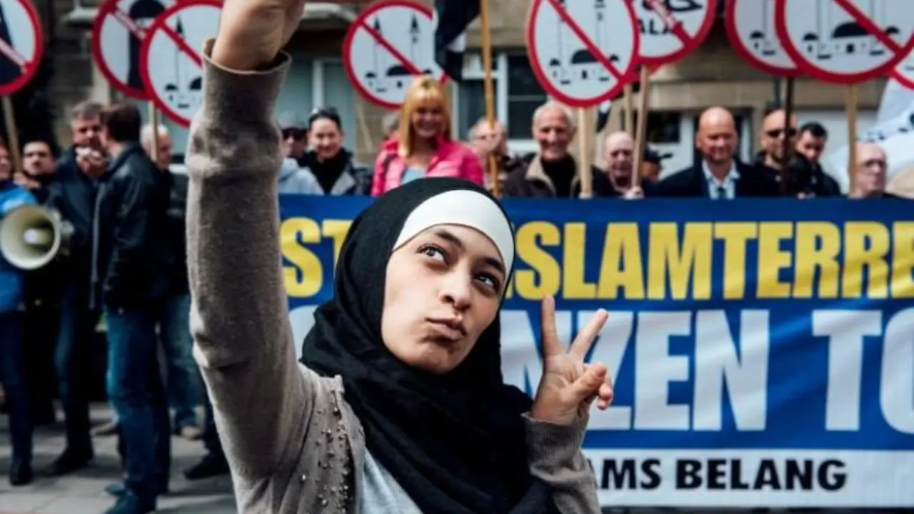 Muslimah Ini Percaya Diri Selfie di Depan Demonstran Anti-Muslim