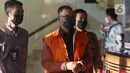 Akbar Tandaniria Mangku Negara usai menjalani rilis penetapan dan penahanan tersangka di Gedung KPK Jakarta, Jumat (15/10/2021). Akbar Tandaniria Mangku Negara merupakan Aparatur Sipil Negara di Pemkab Lampung Utara. (Liputan6.com/Helmi Fithriansyah)