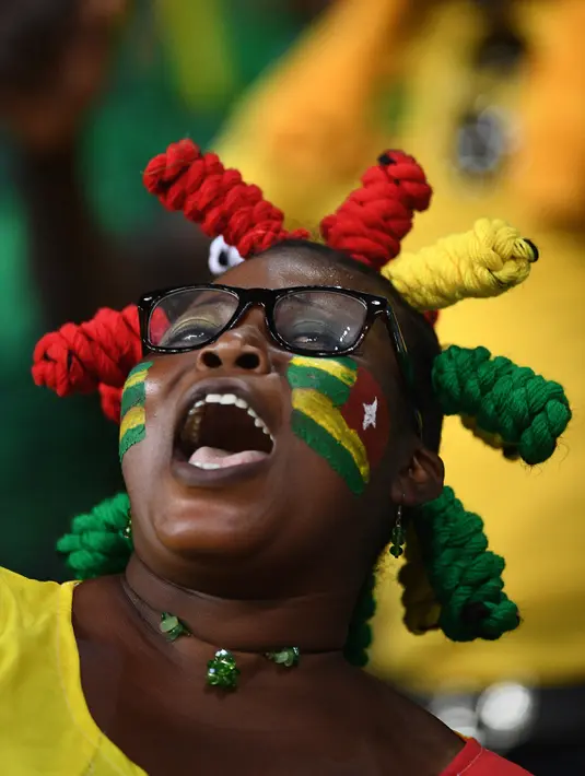 Aksi seorang suporter togo saat bersorak mendukung negaranya saat berhadapan dengan Republik Demokratik Kongo pada grup C Piala Afrika 2017 di Port-Gentil pada 24 Januari 2017. (AFP Photo/Justin Tallis)