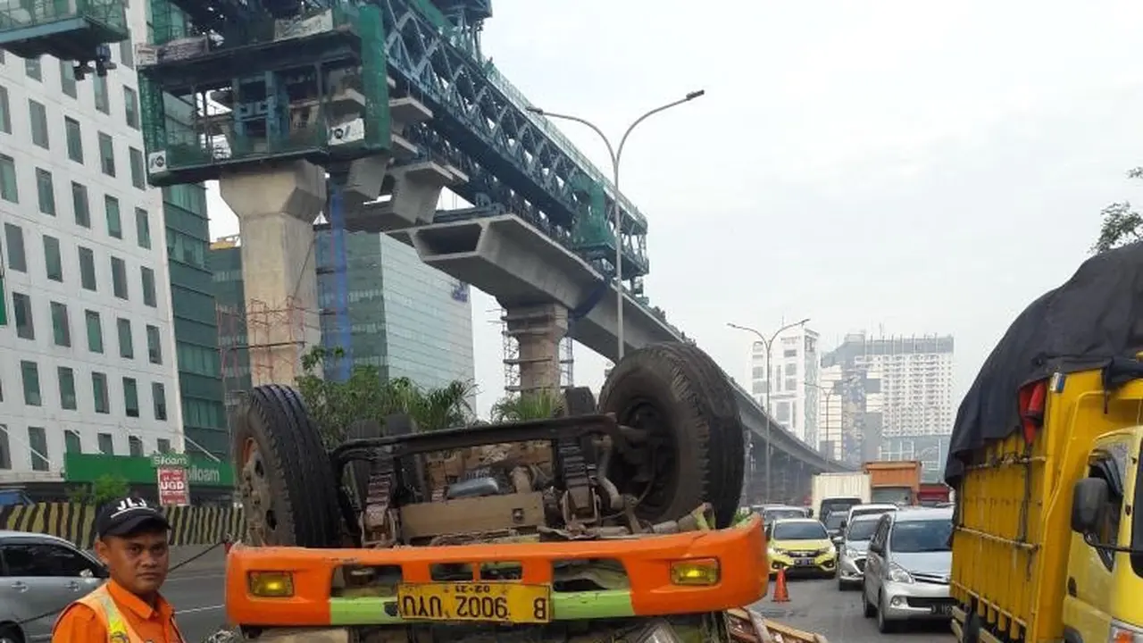 Truk pengangkut batako mengalami kecelakaan di Tol Jakarta Outter Ring Road (JORR) KM 21.