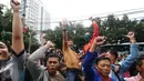 Ratusan warga Kalijodo berteriak teriak saat aksi di depan gedung DPRD DKI Jakarta, Jumat (19/2/2016). Dalam aksinya, mereka menuntut ganti rugi lahan pemukiman dan kepastian relokasi pemukiman. (Liputan6.com/Helmi Fithriansyah)