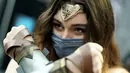 Cosplayer tiba pada hari pertama New York Comic Con 2021 di Jacob Javits Center, New York, Amerika Serikat, 7 Oktober 2021. New York Comic Con 2021 merupakan acara budaya pop terbesar di East Coast yang berlangsung selama empat hari ini. (TIMOTHY A. CLARY/AFP)